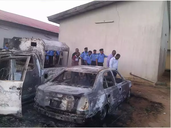 One dead, scores burnt as militants, vigilantes clash in Imo [PHOTOS]